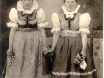 F. Kobylková nar. 1903 a M. Šprtová nar. 1902
